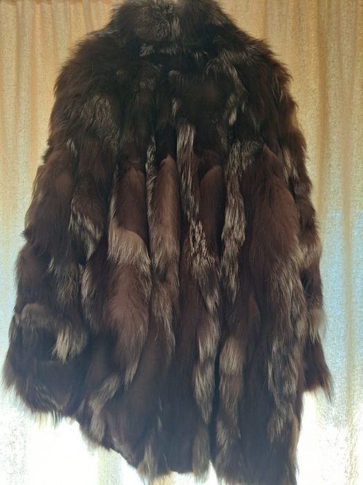 Vând haină de blană (de vulpe)