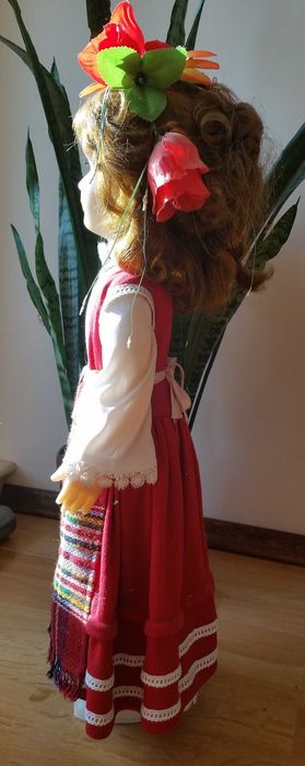 Продавам 58 годишна кукла в народна носия.