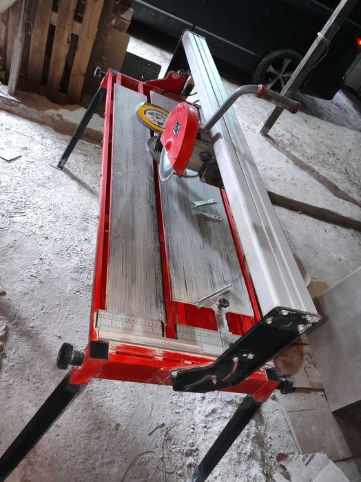 Кафель режет икромек