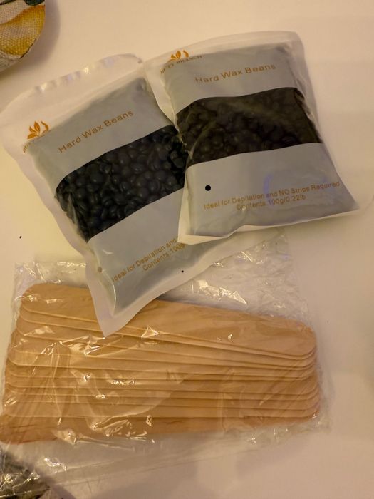 Încălzitor ceară/decantor ceară + 2 pungi ceară și spatule ca nou