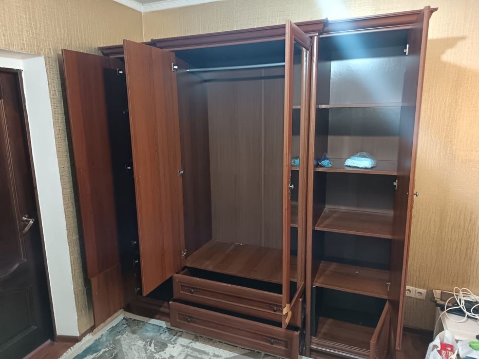 продается шкаф с зеркалом