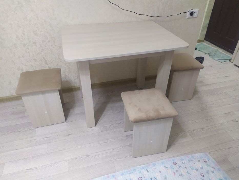 Продаются комплекты столы и табуретки