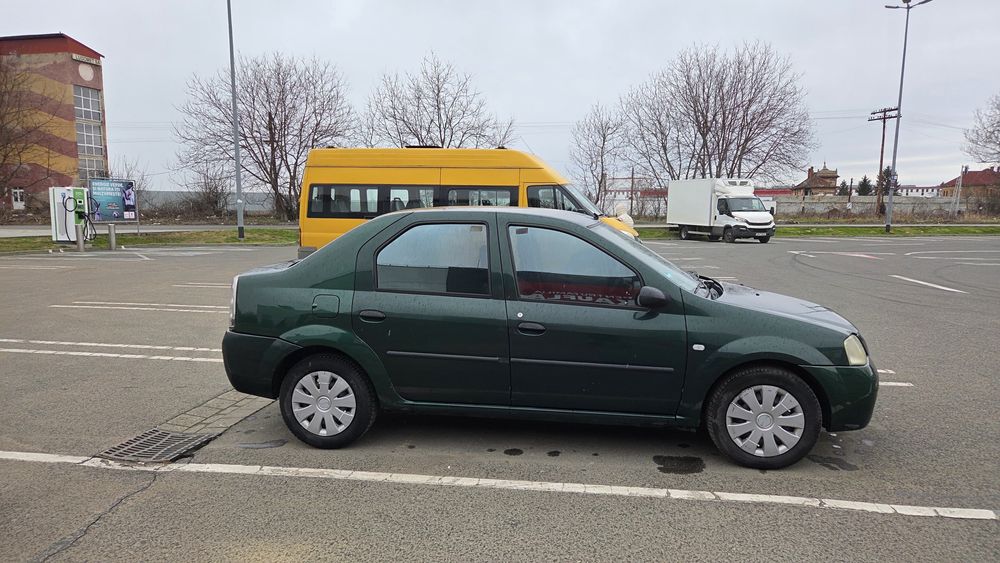 Vand Logan in stare perfectă de funcționare. An 2005 1.4 benzina. AC.