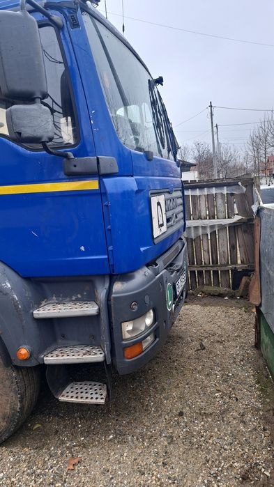 Camion abron cu macara