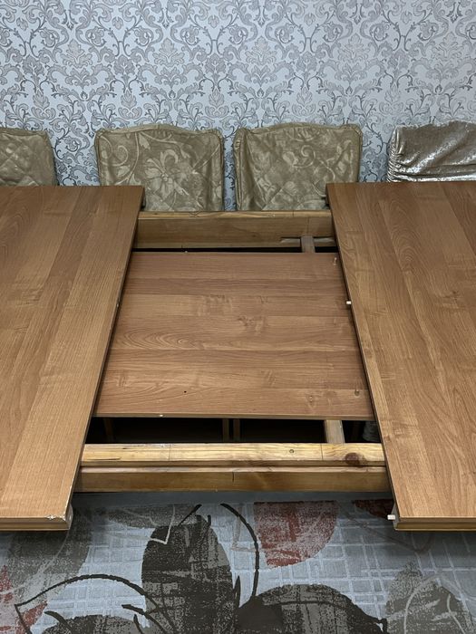 Стол из дерева для зала