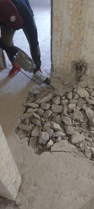 Demolare constructii ,decopertam faianta, gresie, sapa, demolam ziduri