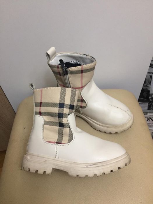 Детская обувь разная.