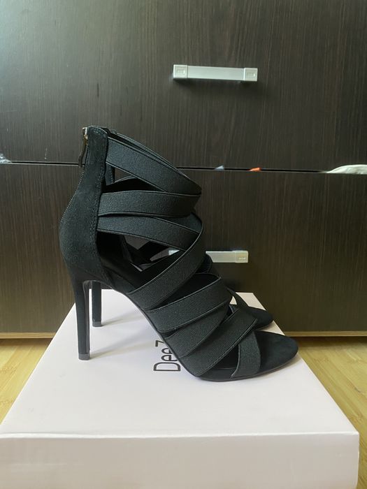 Sandale cu toc,negre, impecabile