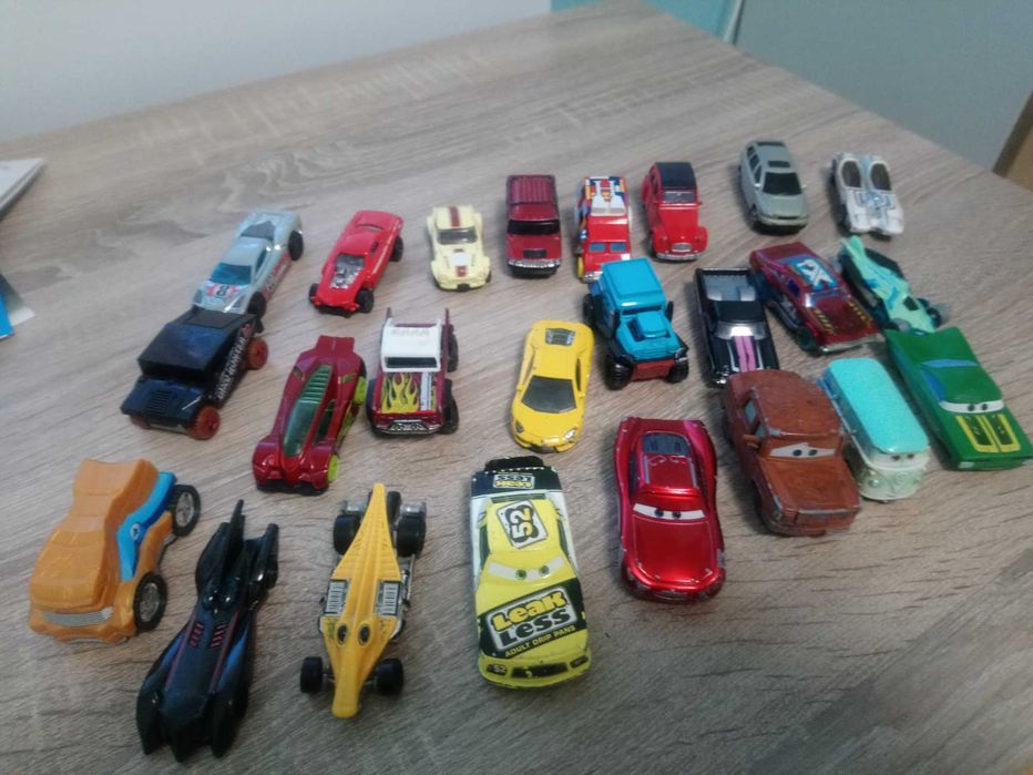 27 метални колички Hot Wheels / CARS + подарък