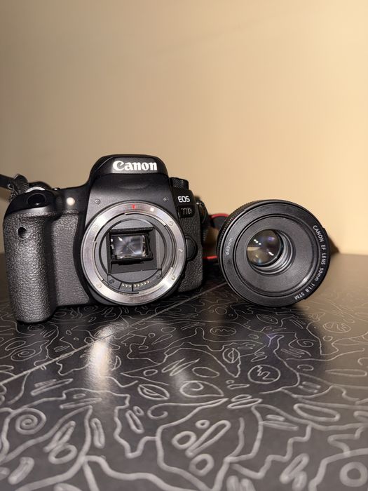 Pachet Foto Complet Canon77D + 50mm + Bliț+ Accesorii Stare Impecabilă
