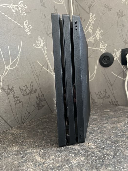 PlayStation 4 Pro 1TB / 2 Джойстика / 2 игри