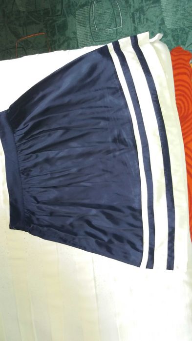 Fusta subtire  bleumarin cu dungi albe, cu eticheta