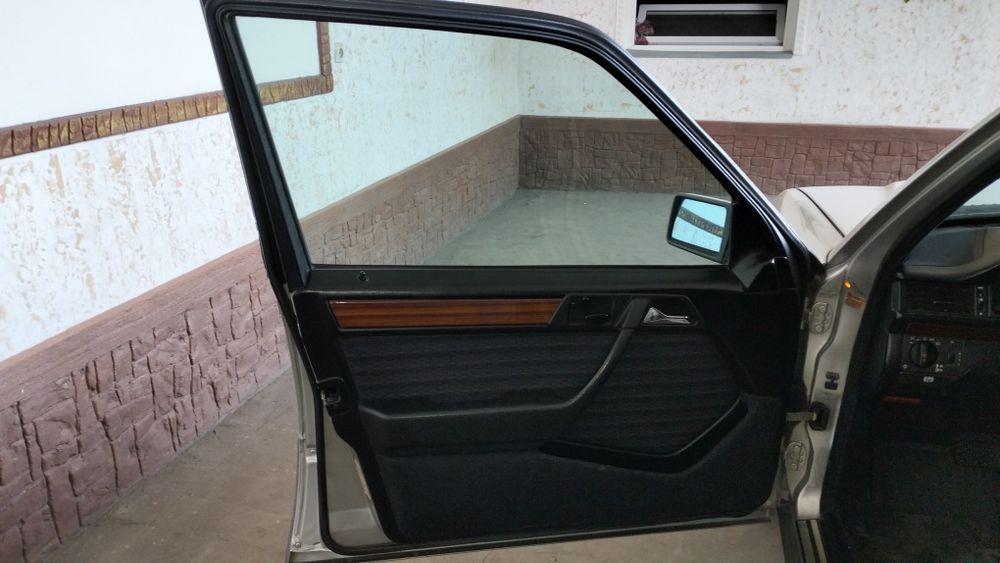 Продаётся автомобиль марки Mercedes-Benz E300 4 Matic