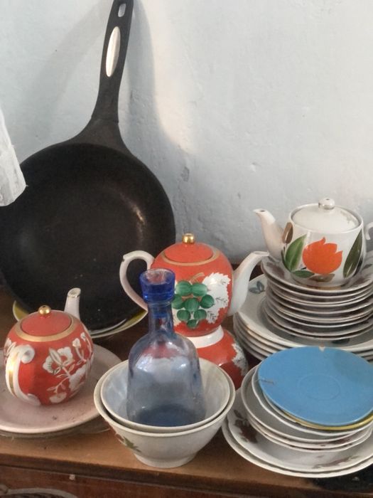 Продам посуду и тумбу