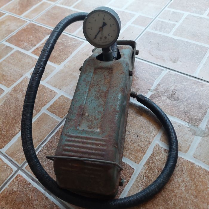Pompa de picior cu manometru