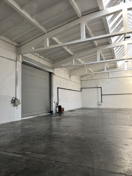 Дава се под наем Промишлена сграда в Русе, Промишлена зона - Изток - 579 кв.м за 1650 € - Снимка #1