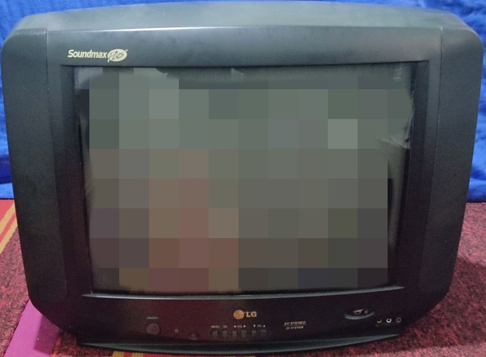 LG цветной телевизор в хорошем состояние