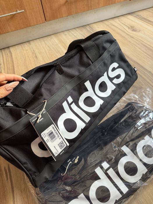 Чисто нов малък оригинален Сак Adidas Essentials Linear Duffel S !