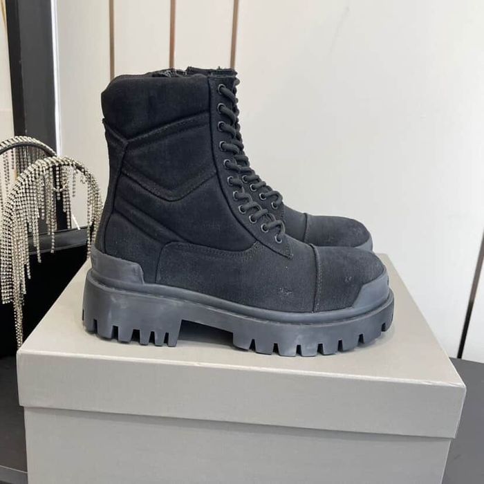 продам balenciaga strike boots black