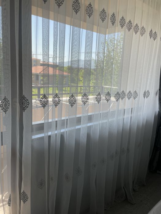 Пердета, сиво с бяло