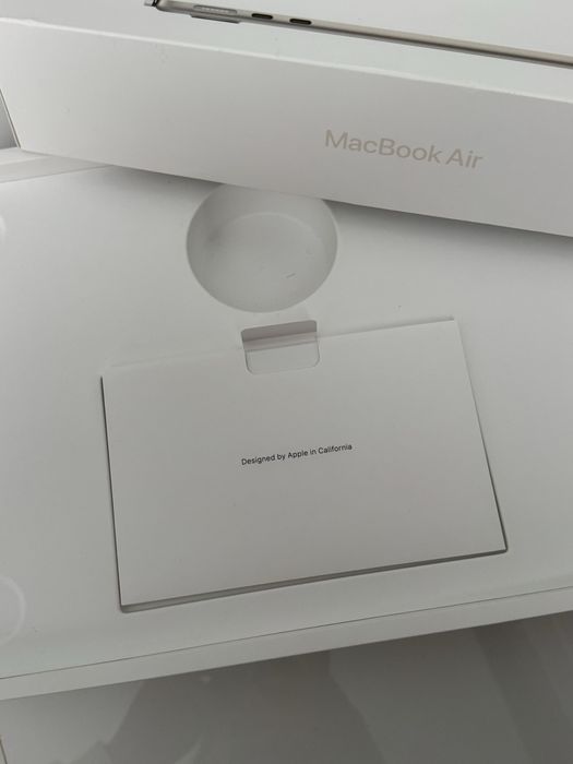 MacBook Air M2 13.6” – CA NOU, 100% baterie