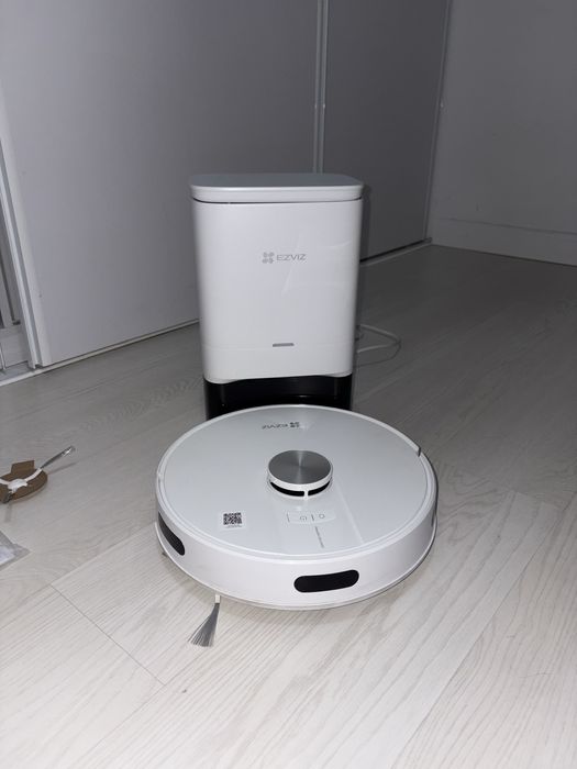 Robot aspirator Ezviz, cu functie de spalare si statie de incarcare