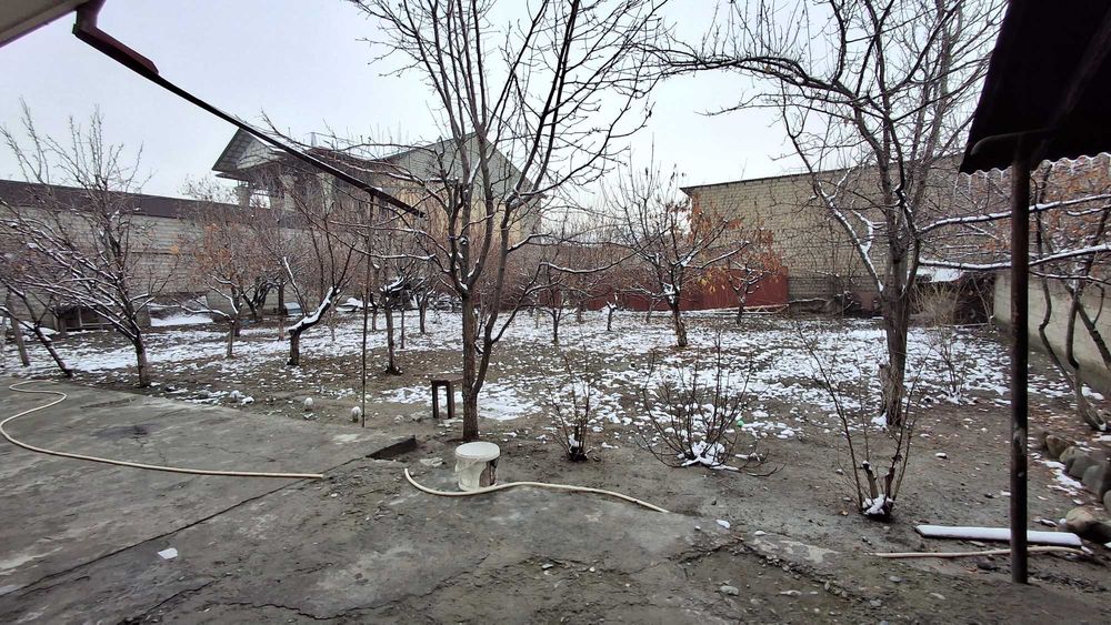 Motrid qorasuv hovli sotiladi 12 sotiq zudlik bilan