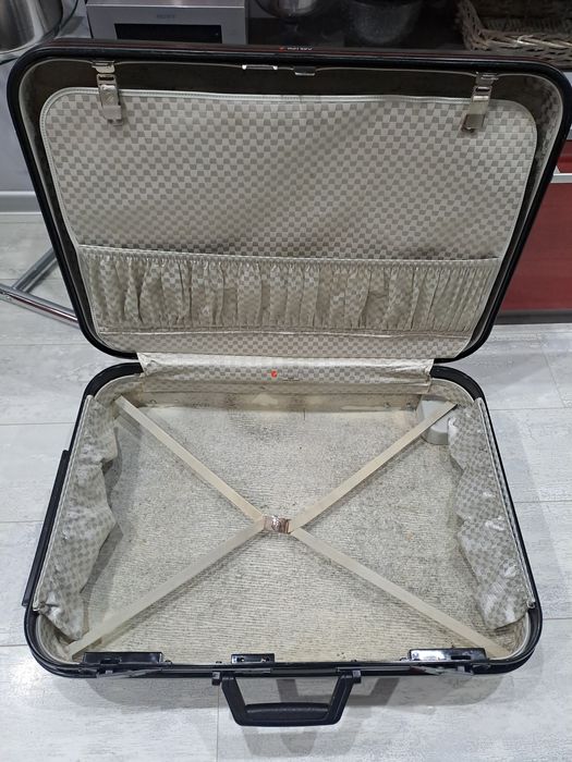 Френски твърд куфар DELSEY с колела и шифър