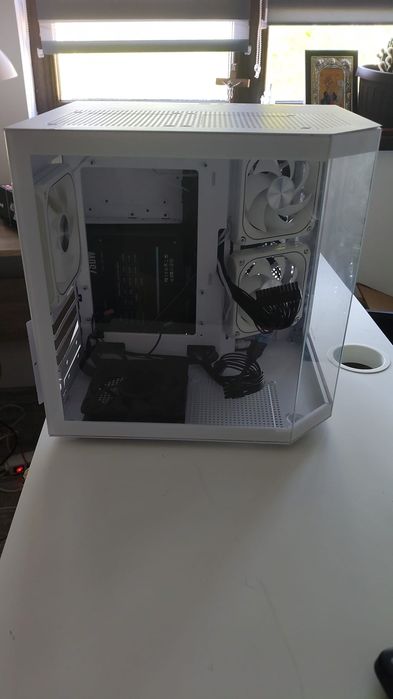 Vând carcasa pro gaming alma white
