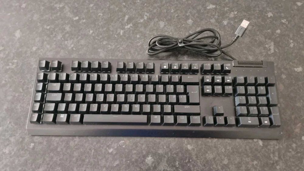 Продавам механична геймърска клавиатура Razer BlackWidow V4 GRN SWTCHS