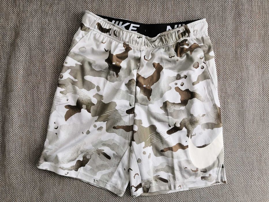 Камуфлажни къси панталони NIKE