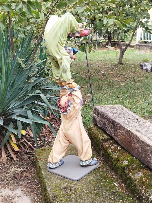 Колекционерска фигура на клоун на филипинския автор Jun Asilo