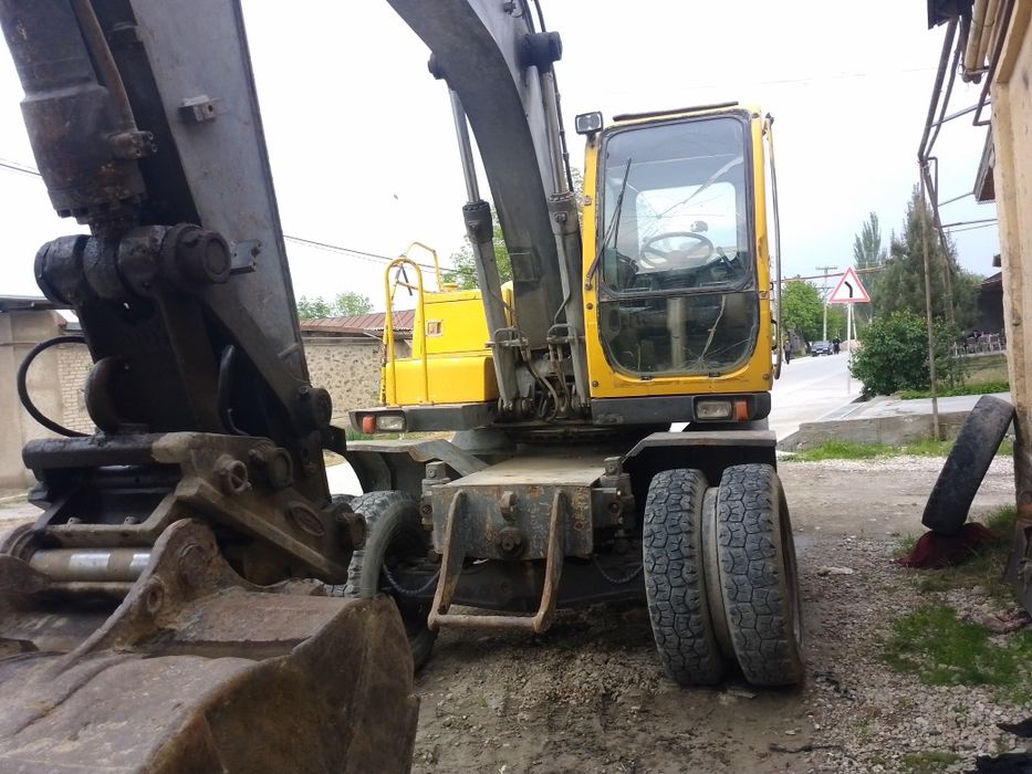 Екскаватор 135 сотилади