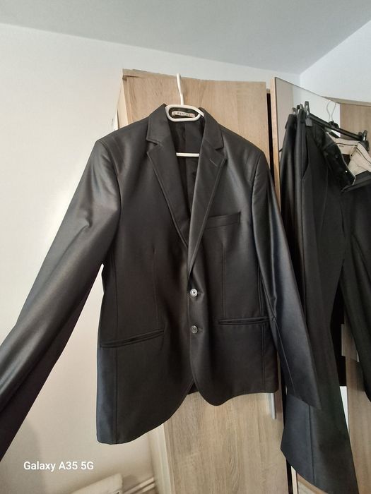 Costum bărbătesc de ocazie.