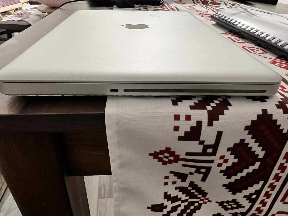лаптоп macbook цвят сив