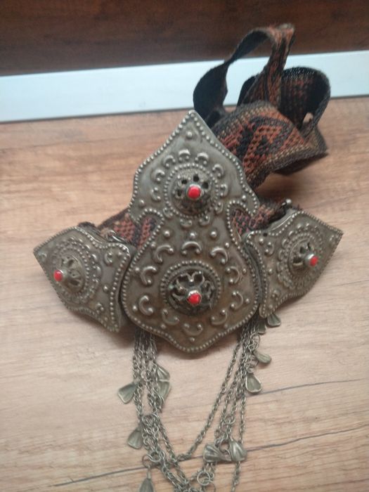 Продавам антикварни сребърни пафти с филигран и червен корал