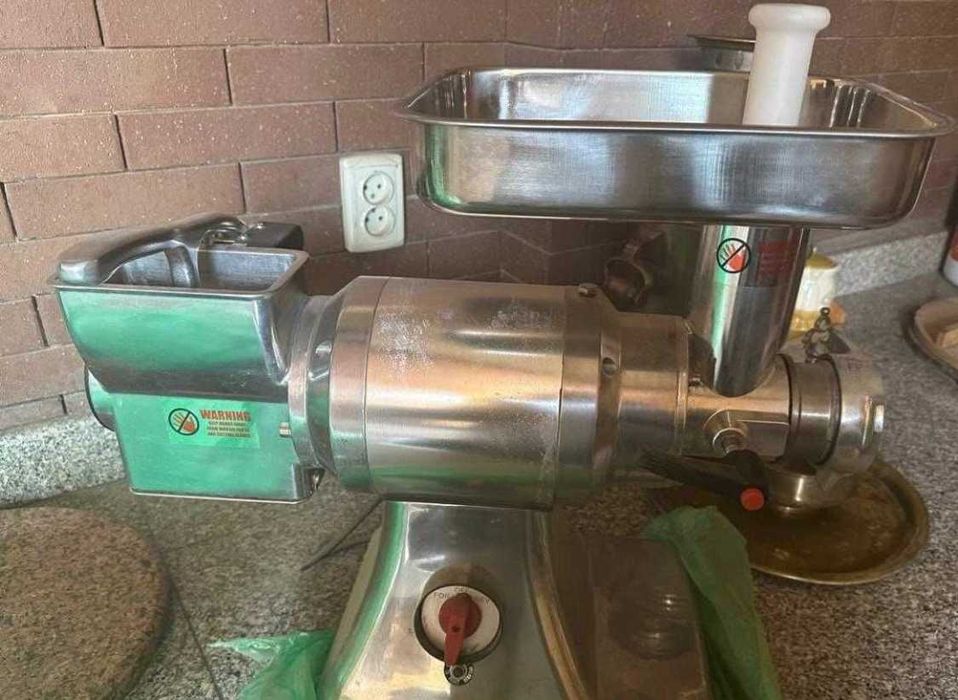 Электрическая фритюрница; Электрическая мясорубка.