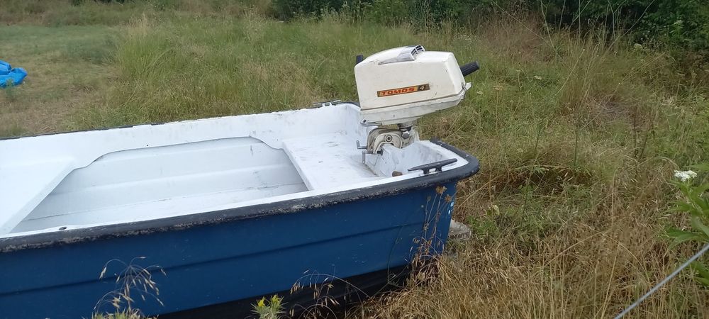 Продавам лодка с колесар и мотор. Колесарът е нерегистриран