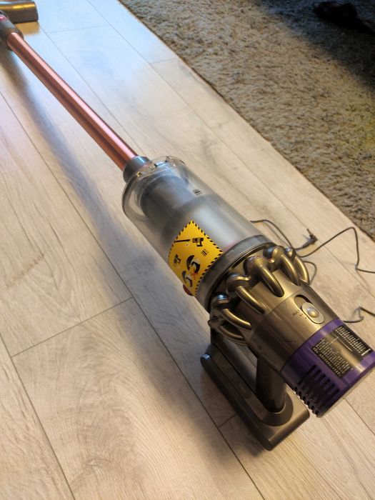 Dyson прахосмукачки и други
