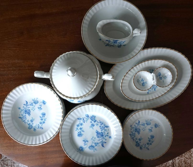 Сервиз за хранене-порцелан със златен кант, български-26 части