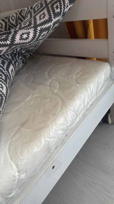 Продам двухъяросную кровать.