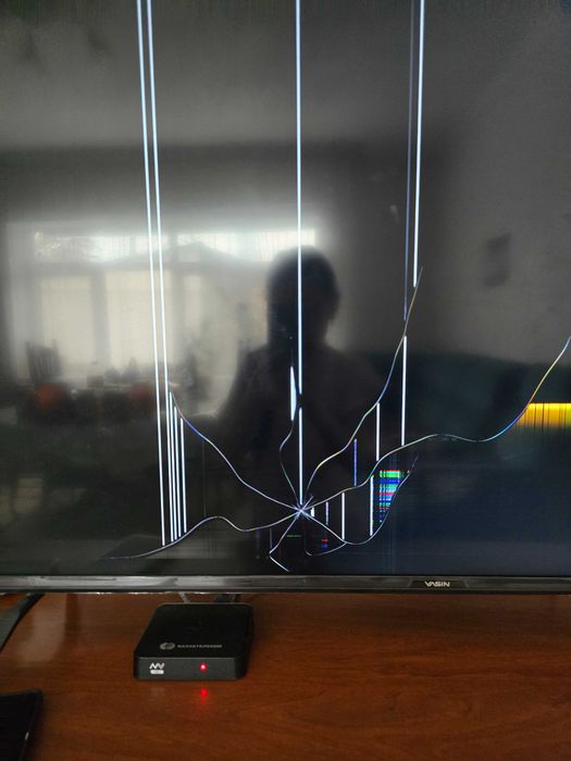 Телевизор с треснутым экраном