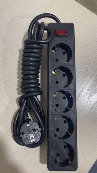 Pilot-uzaytirgich 3 m, 5 rozetka2200 W Пилот- удлинитель 3 m 2200 W