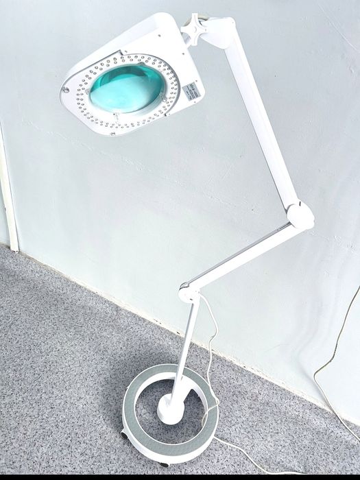 Косметологическая лампа-лупа