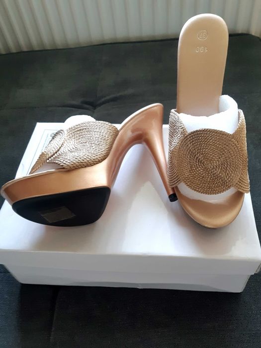 Дамски сандали на висок ток