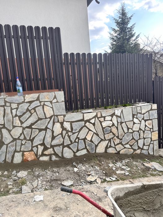 Vand si montez piatra naturala de grecia  ma deplasez in toata tara