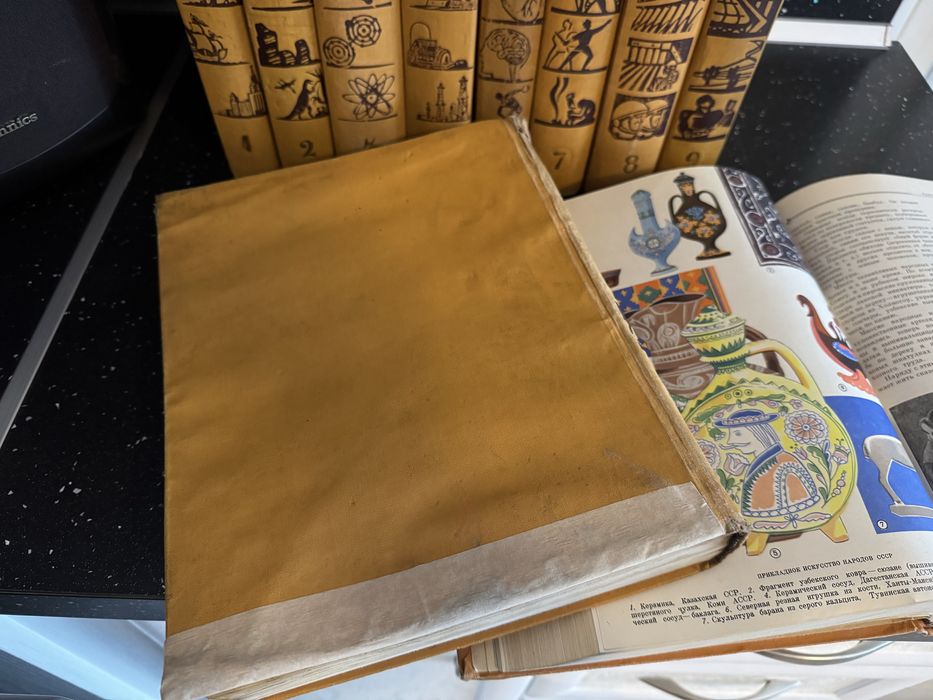 Детска Енциклопедия в 10 тома + подарък книга