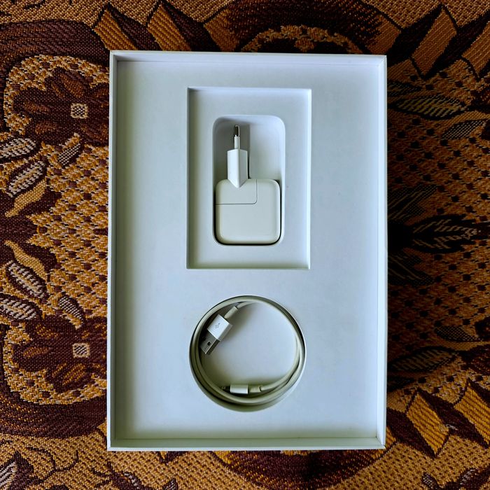 Продам электронный планшет Apple