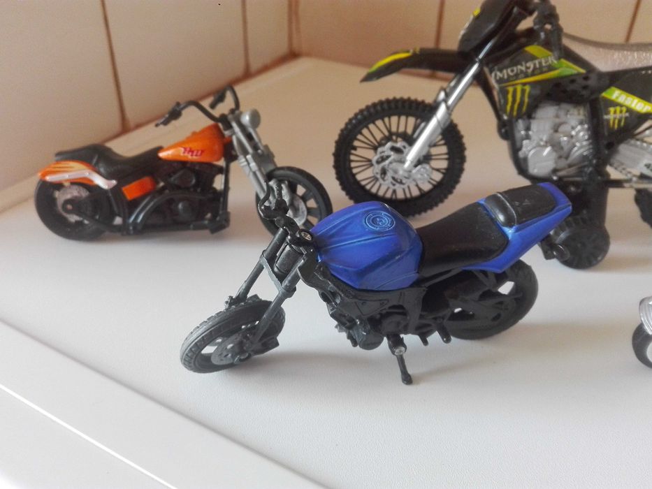 Играчки - колички и моторчета.