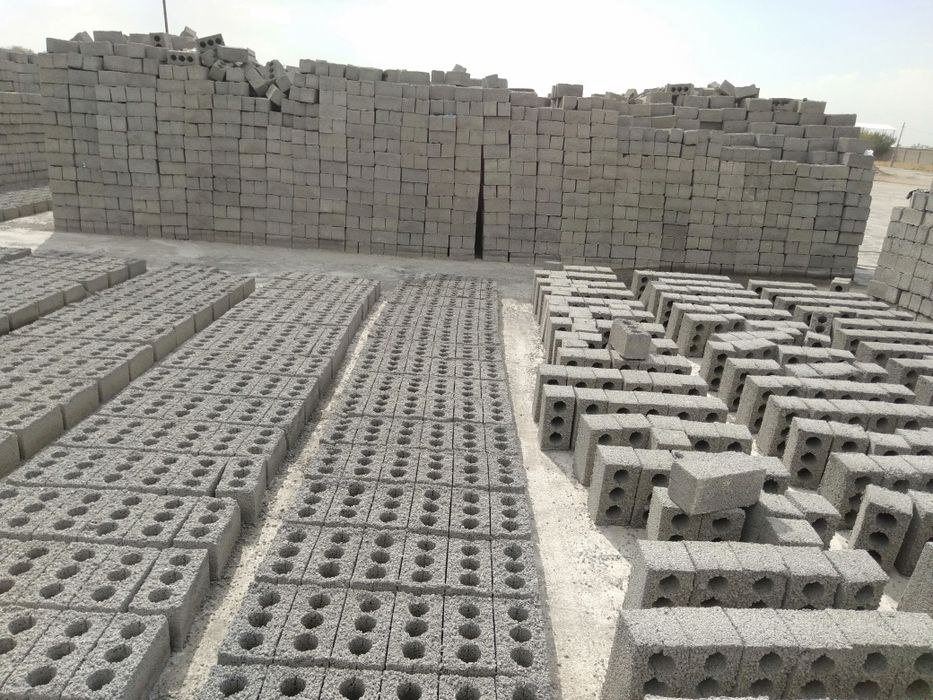 Шлакоблок строительный . Прессованный. Козерог. Гладкий . Заборные .